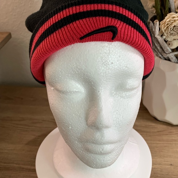 Nike Black and Pink Beanie - Picture 3 of 4